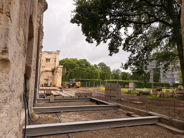 Aujourd’hui, à l’arrière de l’aile de Lorraine, prend forme une terrasse. Celle-ci se déploie dans l’espace autrefois occupé par le cloître. Elle enjambe une cave ancienne trop fragile pour supporter le cheminement. De ce fait, elle est le fruit de nombreuses réflexions et concertations avec les Monuments Historiques très attentifs à la qualité des travaux.
Cette terrasse donne sur la partie proprement monastique de l’abbaye avant les destructions de la grande guerre, un lieu propice au silence et à la méditation.
Elle intégrera aussi les rampes d’accès permettant aux personnes en situation de handicap de circuler librement et d’entrer facilement dans l’aile de Lorraine.
À l’extrémité de cette rampe, des arcs recréés offriront une architecture harmonieuse, invitant à la contemplation autant qu’à la rencontre.
Les travaux avancent, et avec eux grandit la joie de voir ce projet prendre corps. Il reste encore du chemin à parcourir, mais chaque étape révèle un peu plus la vocation profonde de ce lieu d’accueil où chacun est le bienvenu pour rencontrer Celui qui est la source de tout bien et de toute paix.